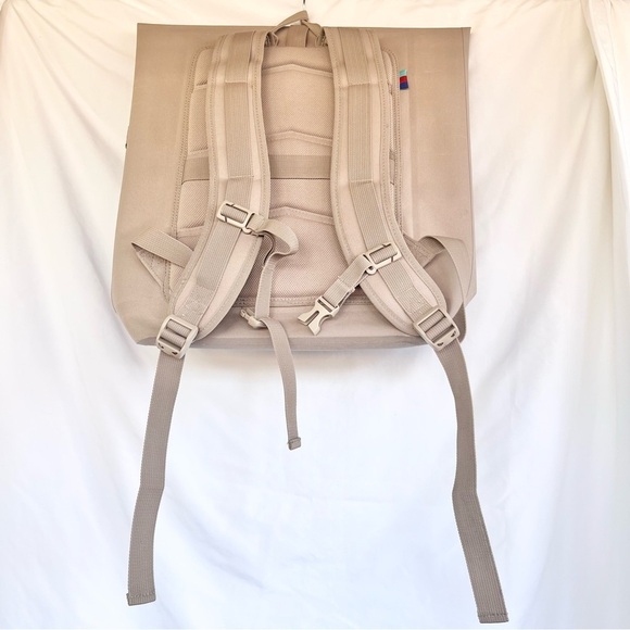 GOT BAG. | ROLLTOP TRAVEL BACKPACK 26L ECO-FRIENDLY WATERPROOF RECYCLED TAN GRAY main image 6